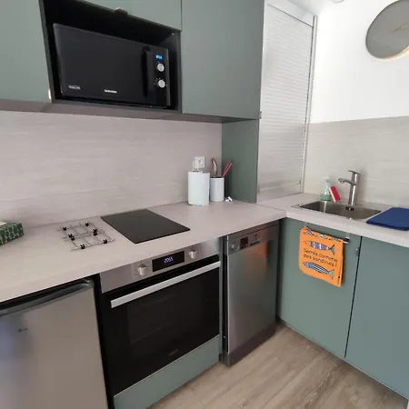 Lägenhet Studio Avec Parking Centre-ville Face A La Gare Plage & Commerces *